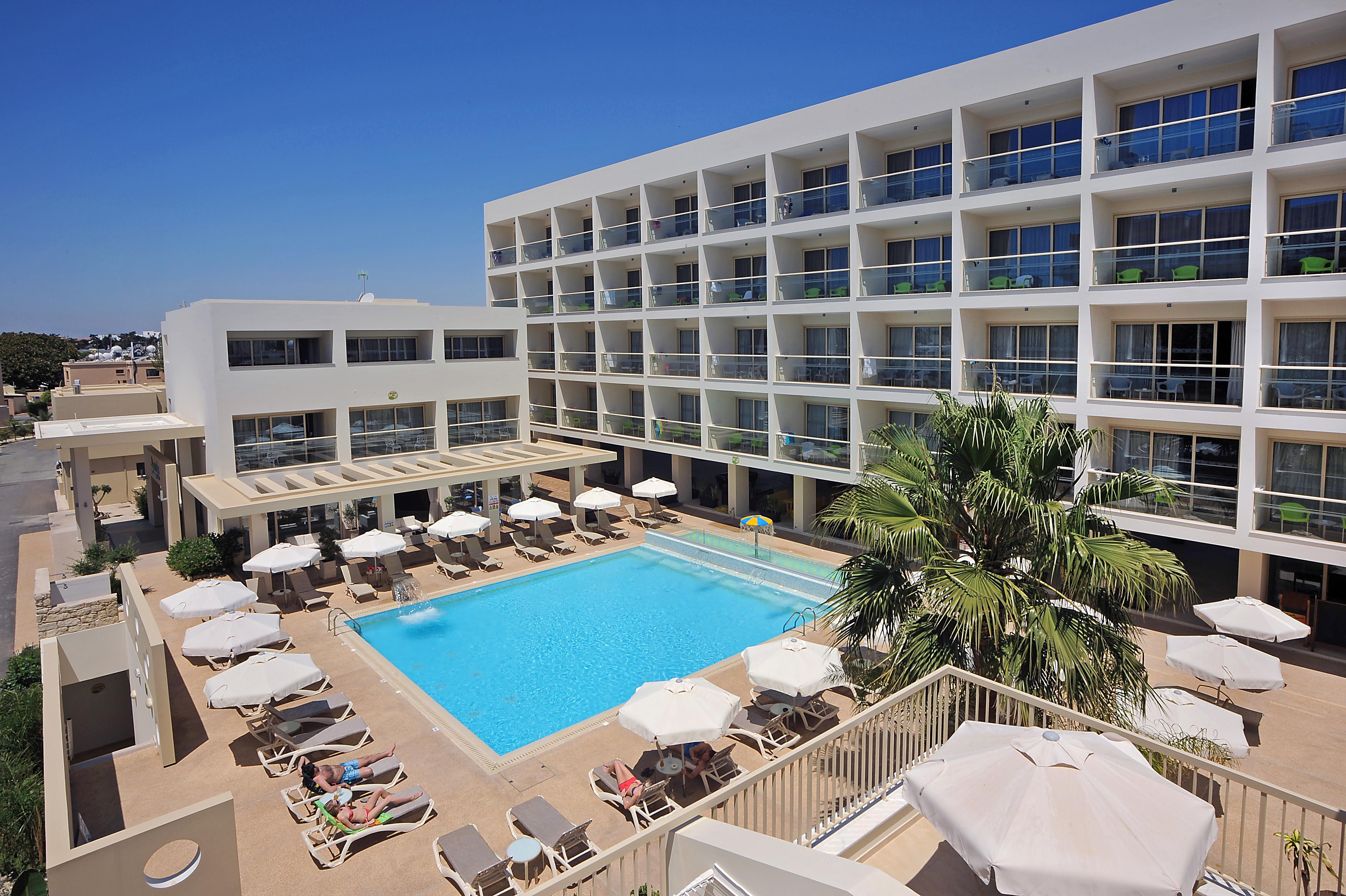 Nelia Gardens מלון