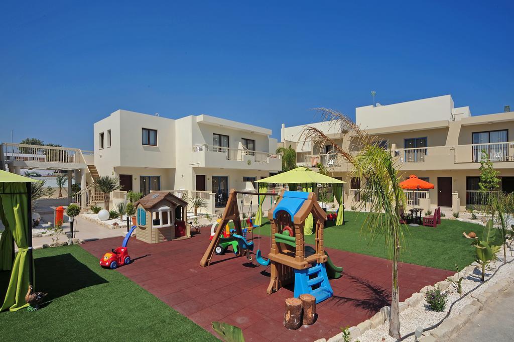 Nelia Gardens מלון