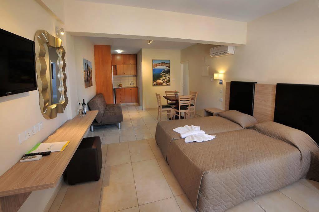 מלון Nelia Gardens 4*