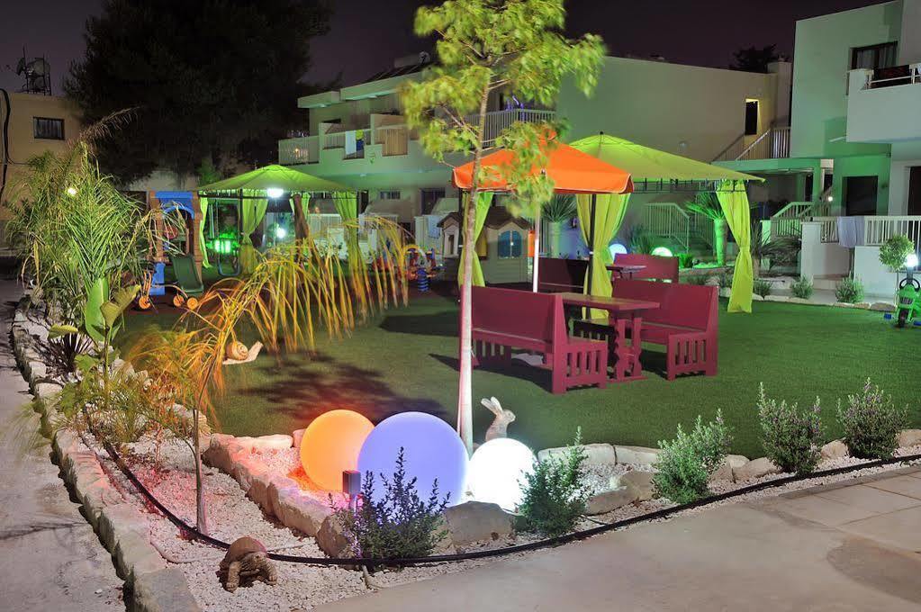 Nelia Gardens מלון 4*