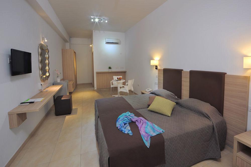 מלון Nelia Gardens 4*